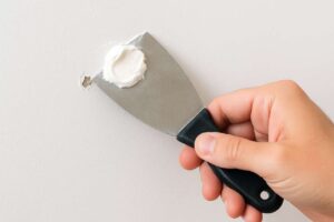 Se acabaron los agujeros visibles tras quitar un taco: el truco para dejar la pared como nueva